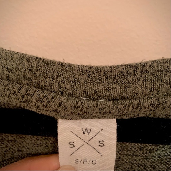 🔥2/$15🔥Graphic Women’s long sleeve - Picture 2 of 3